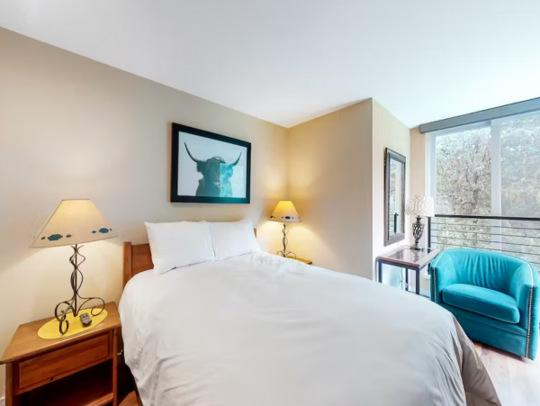 East Vail shuttle with shared hot tub